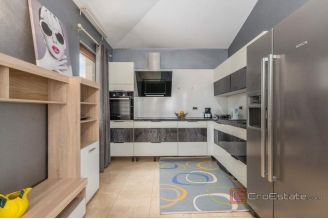 015 1014 32 Porec Beautiful house in a quiet environment for sale