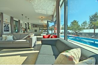 018 1014 33 Porec Modern villa with pool for sale