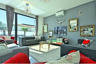 018 1014 33 Porec Modern villa with pool for sale