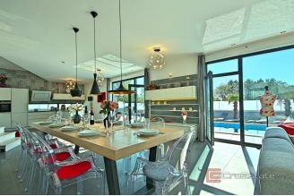 018 1014 33 Porec Modern villa with pool for sale
