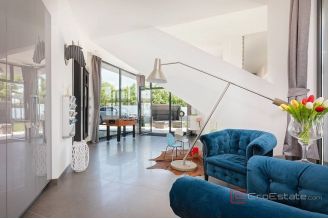 018 1014 33 Porec Modern villa with pool for sale