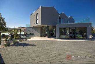 018 1014 33 Porec Modern villa with pool for sale