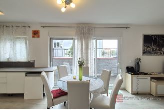 009 2047 56 Trogir Two bedroom apartment in a modern building for sale