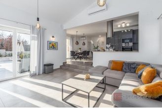 011 1014 35 Porec Villa with pool near the sea for sale