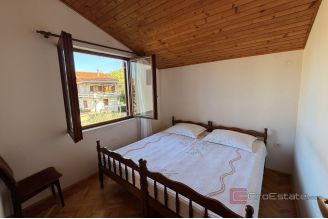 007 2043 140 Ugljan House in the center of the town for sale