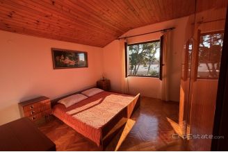 007 2043 140 Ugljan House in the center of the town for sale