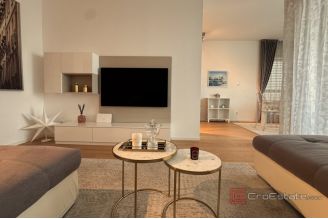 014 2036 125 Split Znjan Luxury three bedroom apartment for rent