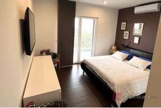 019 2048 32 Makarska Apartment house with a sea view for sale