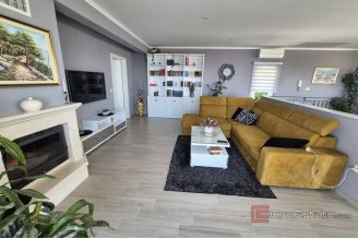 012 2016 643 Makarska Detached house with four apartments for sale