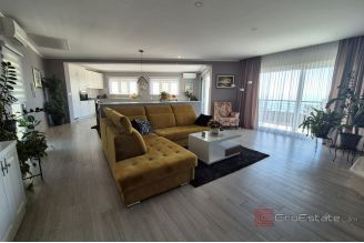 012 2016 643 Makarska Detached house with four apartments for sale