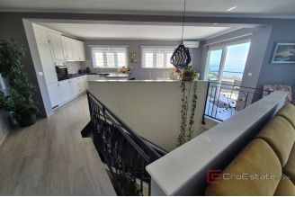 012 2016 643 Makarska Detached house with four apartments for sale