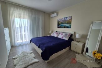 012 2016 643 Makarska Detached house with four apartments for sale