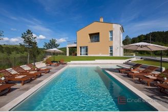 011 1026 03 Pazin Large estate with holiday homes for sale