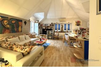 007 2049 31 Split Varos Three bedroom apartment in a great location for sale