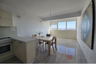 009 5345 30 Split Split 3 Luxury three bedroom apartment with a sea view for sale