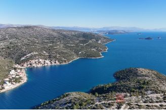 006 2035 213 Trogir Agricultural land in the first row to the sea for sale