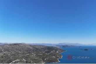 006 2035 213 Trogir Agricultural land in the first row to the sea for sale