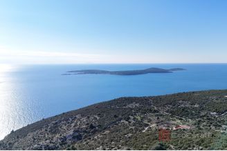 006 2035 213 Trogir Agricultural land in the first row to the sea for sale