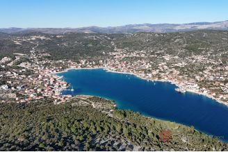 006 2035 213 Trogir Agricultural land in the first row to the sea for sale