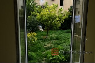 09 4144 30 Split apartment garden for sale