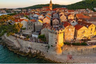 006 2052 05 Korcula Stone house in the center of the town for sale