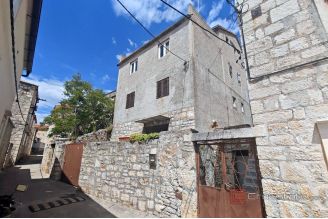 004 5347 30 island brac house near the sea for renovation for sale