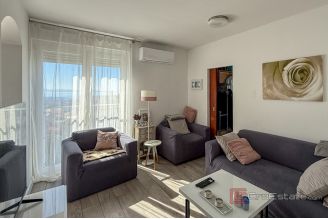 010 2046 72 Split Spinut Three bedroom apartment with a sea view for sale