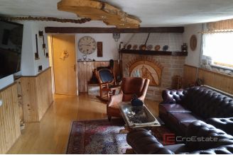 017 2052 15 Gospic House with large property sale