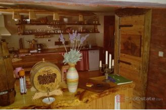 017 2052 15 Gospic House with large property sale