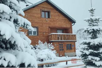 017 2052 15 Gospic House with large property sale