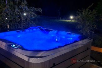 017 2052 15 Gospic House with large property sale