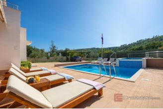 017 2052 19 Split area Spacious villa with a pool for sale