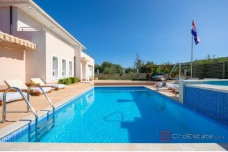 017 2052 19 Split area Spacious villa with a pool for sale