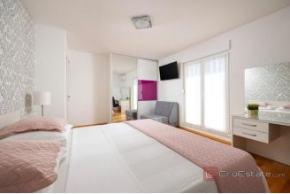 017 2052 19 Split area Spacious villa with a pool for sale