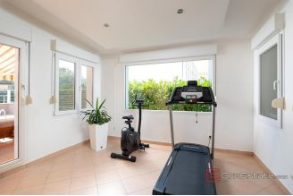 017 2052 19 Split area Spacious villa with a pool for sale