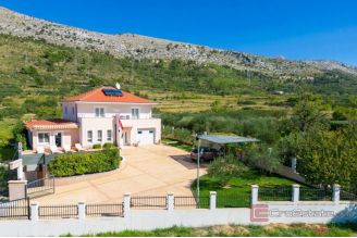 017 2052 19 Split area Spacious villa with a pool for sale