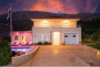017 2052 19 Split area Spacious villa with a pool for sale