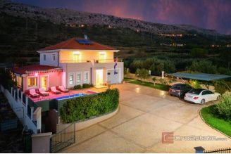 017 2052 19 Split area Spacious villa with a pool for sale
