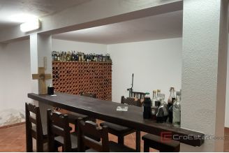 010 2052 21 dalmatian hinterland villa with apartments and beautiful garden for sale