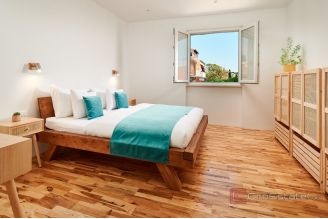 007 2051 13 split bacvice renovated three bedroom apartment for sale