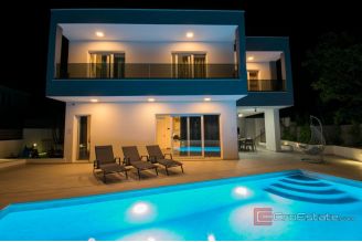013 2052 26 Makarska Villa with pool and a sea view for sale