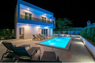 013 2052 26 Makarska Villa with pool and a sea view for sale