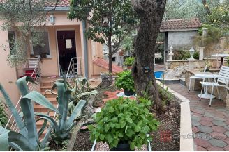 015 2052 33 Makarska Apartment house with sea view for sale