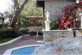 015 2052 33 Makarska Apartment house with sea view for sale