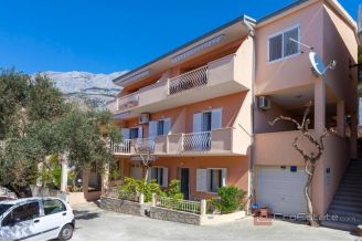 015 2052 33 Makarska Apartment house with sea view for sale