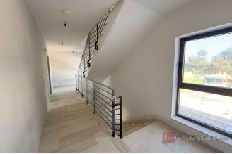 015 2043 163 near zadar luxury seafront apartment with swimming pool sale