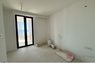 020 2043 165 near zadar luxurious two bedroom apartment_ first row to the sea sale1