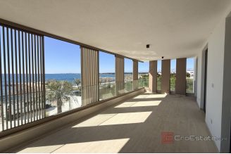 020 2043 166 near zadar penthouse with roof terrace first row to the sea sale