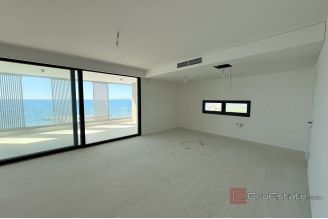 020 2043 166 near zadar penthouse with roof terrace first row to the sea sale