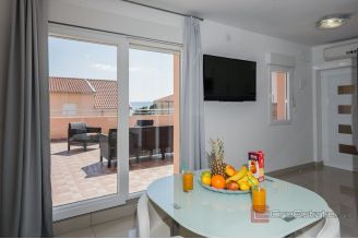 020 2031 186 Kastela Apartment house in the second row to the sea for sale